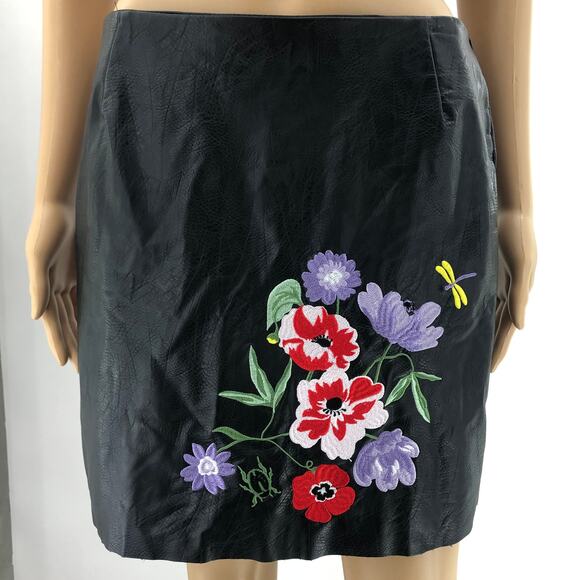 H&M Size US 10 Black Faux Leather Floral Embroidered Mini Raw Hem Biker Skirt - Picture 4 of 7